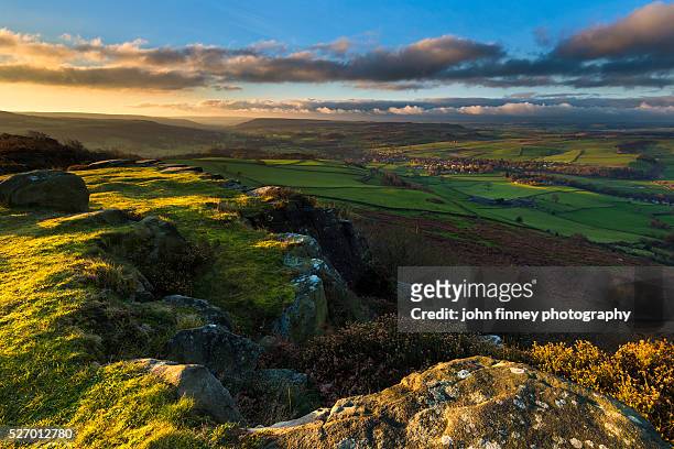 baslow edge with a view across the peak district. uk. europe. - east stock-fotos und bilder