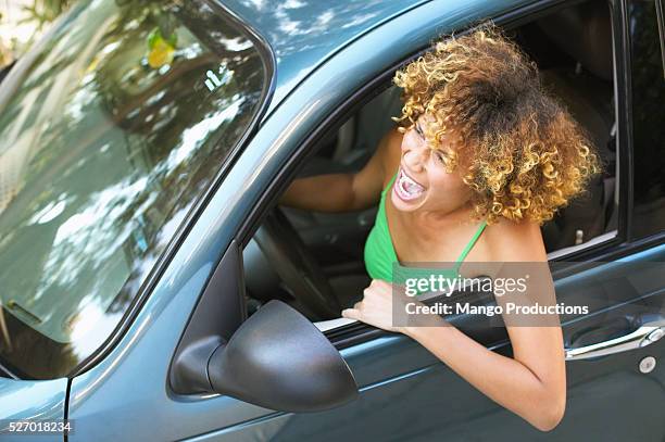 woman yelling from car - ongeduldig stockfoto's en -beelden