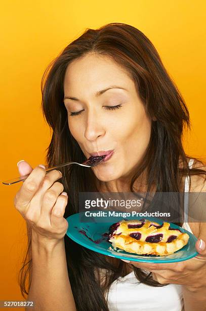 woman eating blueberry pie - man eating pie stock-fotos und bilder