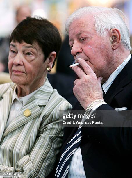 Hannelore "Loki" Schmidt and former chancellor Helmut Schmidt attend the opening of the exhibition "Helmut Schmidt - ein Leben in Bildern des...