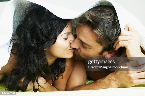 couple kissing under blanket - couple and kiss and bedroom - fotografias e filmes do acervo