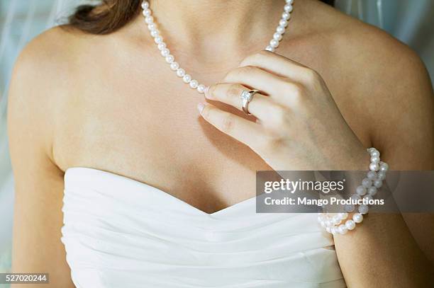 bride touching pearl necklace - pearl necklace stockfoto's en -beelden