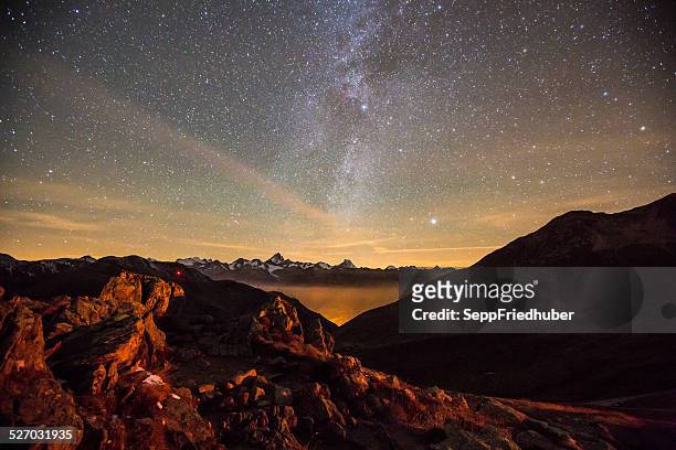 nachtlicht und milchstraße schweizer alpen - schreckhorn stock-fotos und bilder