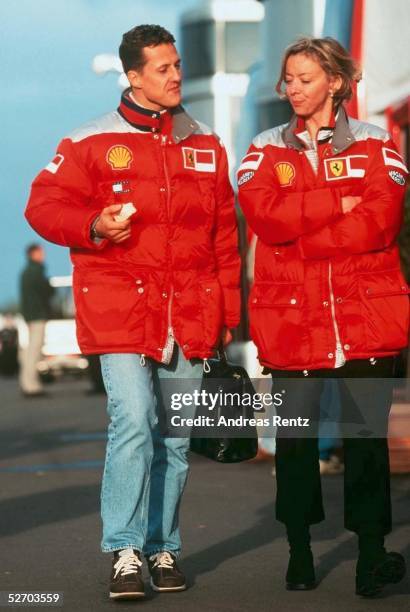 Von ENGLAND 2000 Silverstone; Michael SCHUMACHER/FERRARI mit seiner Pressesprecherin; Sabine KEHM