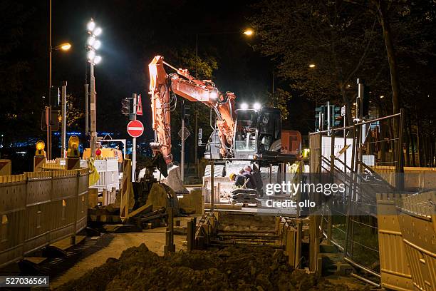 construction site at night - road construction at night stock pictures, royalty-free photos & images