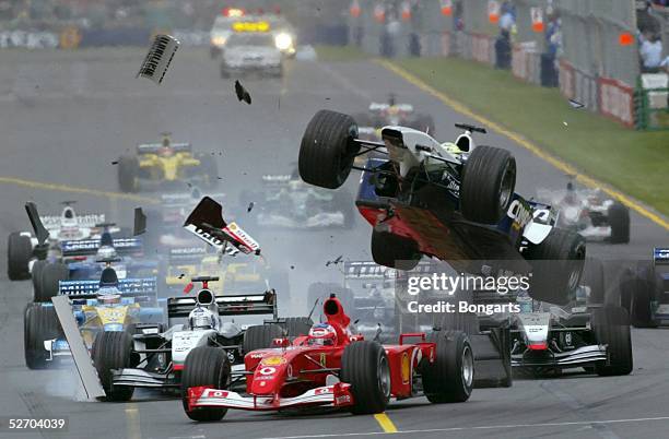 Von AUSTRALIEN 2002, Melbourne; CRASH/STARTUNFALL; Ralf SCHUMACHER/BMW WILLIAMS rast ueber Rubens BARRICHELLO/FERRARI