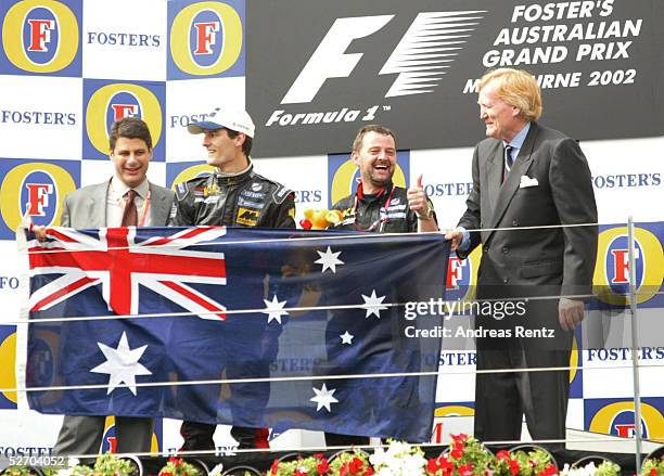 Von AUSTRALIEN 2002, Melbourne; Mark WEBBER/AUS - Team MINARDI - feiert seine ersten beiden Punkte; Mark WEBBER/Paul STODDART/Ron WALKER ; im ersten...