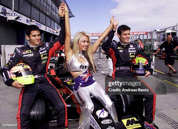 Von AUSTRALIEN 2002, Melbourne; Alex YOONG/MAS, Mark WEBBER/AUS - MINARDI ASIATECH - mit Model SARAH