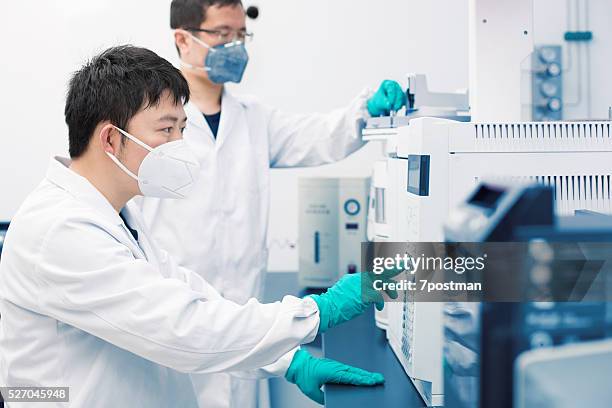 two young researchers carrying out experiments in a lab - medical exam 個照片及圖片檔