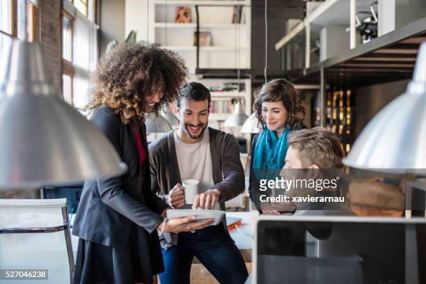 informal las personas de negocios hablando en una reunión en la oficina - creatividad fotografías e imágenes de stock