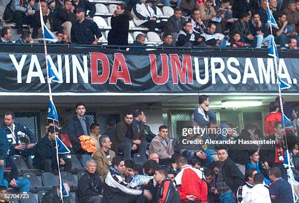 Istanbul; BESIKTAS ISTANBUL 1; FANS/BESIKTAS; SPRUCHBAENDER DER FANS:"WIR HALTEN ZU DAUM "