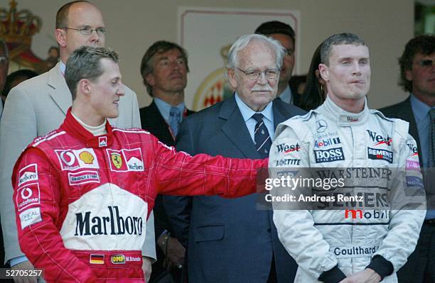 Monte Carlo; SIEGEREHRUNG: Michael SCHUMACHER/GER - FERRARI - gratuliert dem Sieger David COULTHARD/SCO - McLAREN MERCEDES -