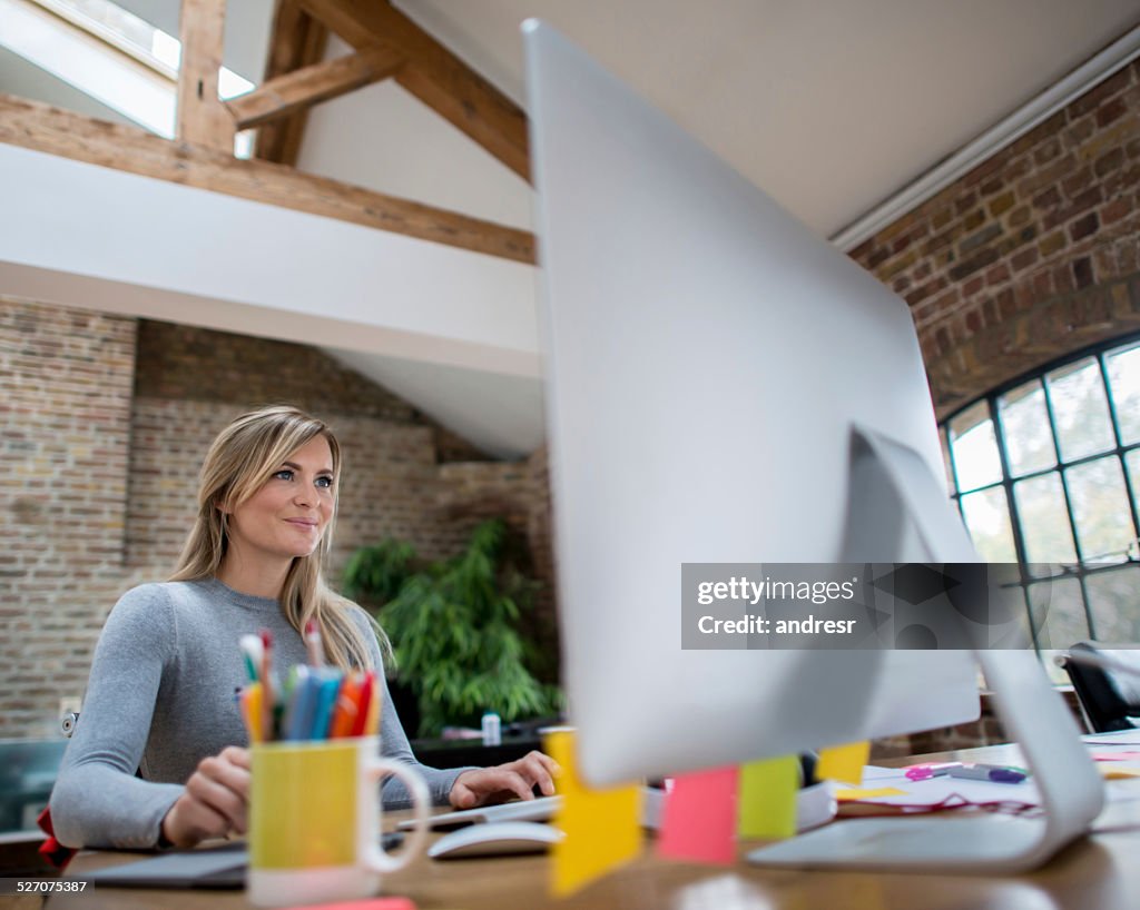 Mujer trabajando en la oficina