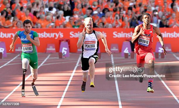 British Athletics Sainsbury's Para Challenge The Stadium Queen Elizabeth Olympic Park London UK 100m Men T43/44 Final Alan Oliveira BRA Jonnie...