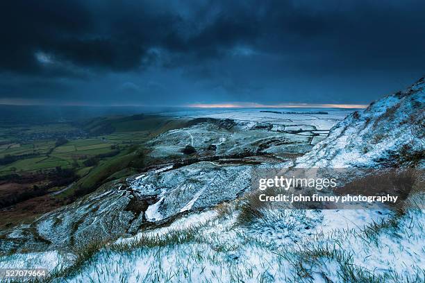 winter over the pennines.castleton in the english peak district. uk. europe. - buxton inglaterra fotografías e imágenes de stock