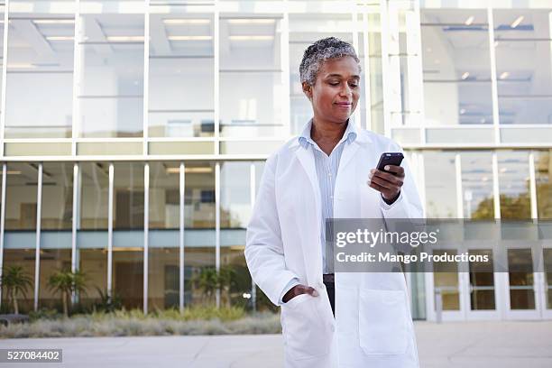 female doctor texting - blouse blanche femme photos et images de collection