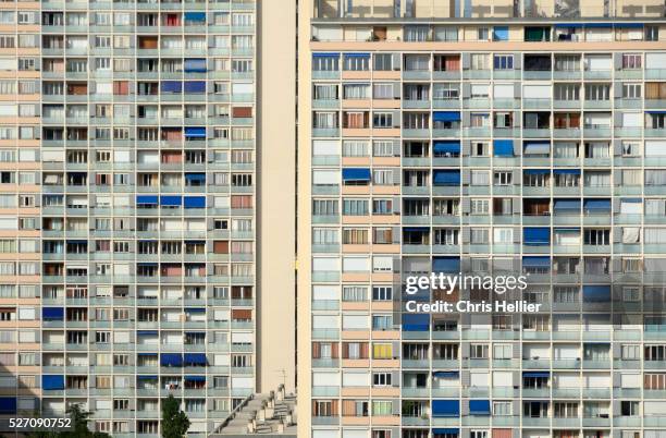 window patterns of apartment block marseille - casa popolare foto e immagini stock