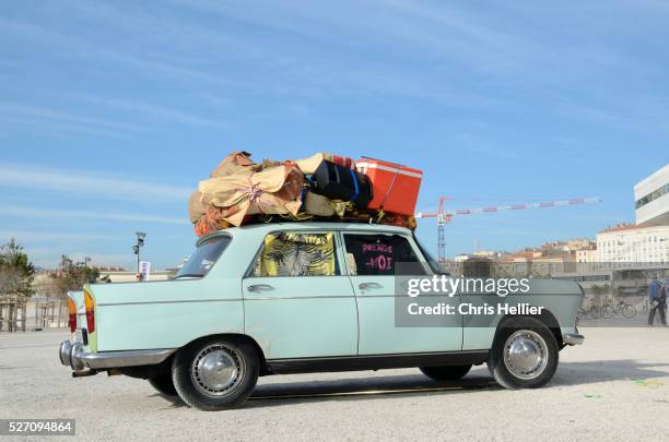 overloaded peugeot 404 marseille - 404 peugeot stock-fotos und bilder