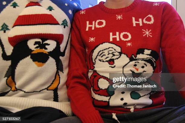 holiday sweaters - ugly santa stockfoto's en -beelden