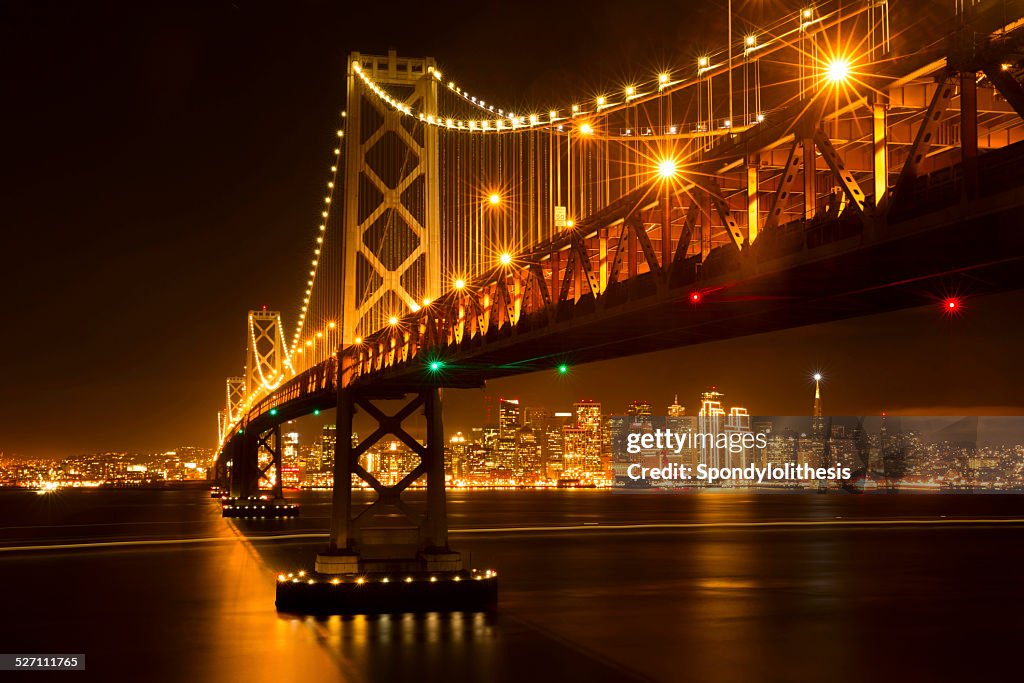 Horizonte de San Francisco Bay e Ponte à noite