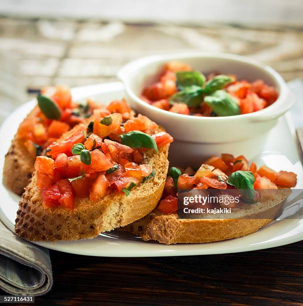 bruschetta - bruschetta fotografías e imágenes de stock