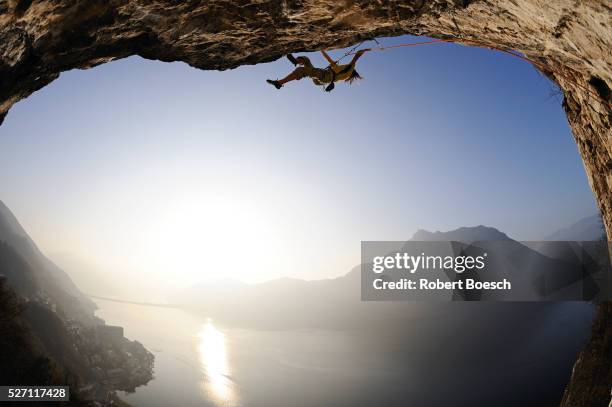 climbing in ticino - überhängend stock-fotos und bilder