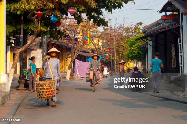 hoi an street scene, vietnam - hoi an stock-fotos und bilder