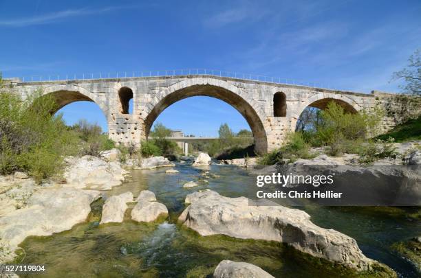 roman bridge pont julien luberon - puente romano stock pictures, royalty-free photos & images