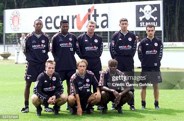 Hamburg; TRAINING FC ST. PAULI; hintere Reihe v.l.n.r.: Cory GIBBS, Yakubu ADAMU, Trainer Dietmar DEMUTH, Torwart Tihomir BULAT, Catalin RACANEL;...