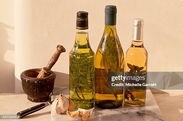 herbs bottled in oil and vinegar - essig stock-fotos und bilder