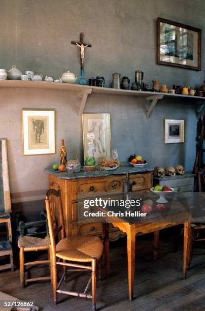 interior of paul cezanne's studio - dresser table stock pictures, royalty-free photos & images