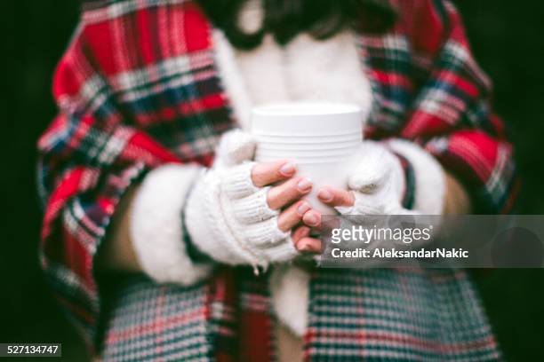 winter drink - fingerless glove stockfoto's en -beelden