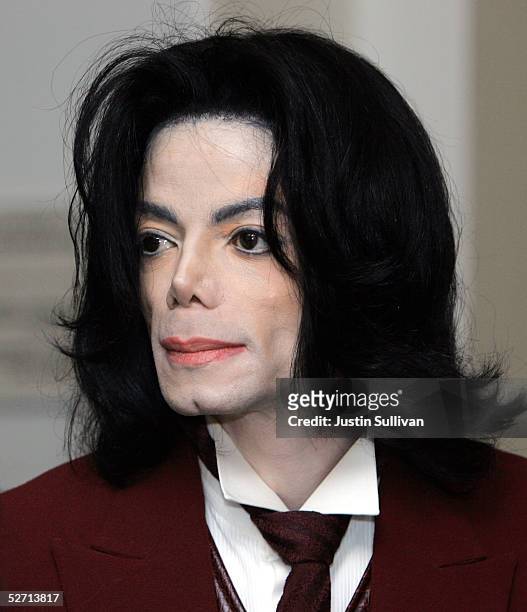 Michael Jackson re-enters the courtroom during a break in his child molestation trial at the Santa Barbara County Courthouse April 27, 2005 in Santa...
