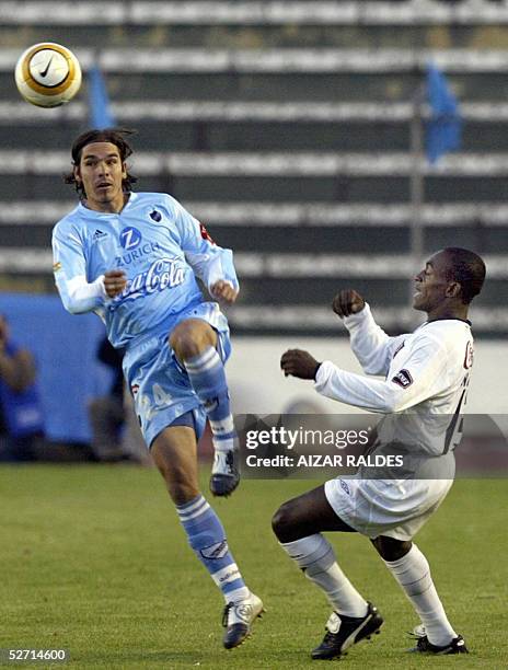 Gonzalo Galindo del Bolivar de Bolivia trata de dominar el balon ante la marca de Edisson Mendez de la Liga Deportiva Universitaria de Quito el 27 de...
