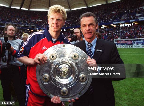 Hamburg; HAMBURGER SV - FC BAYERN MUENCHEN 1:1; BAYERN MUENCHEN DEUTSCHER FUSSBALLMEISTER 2001; Stefan EFFENBERG und Trainer Ottmar HITZFELD mit der...