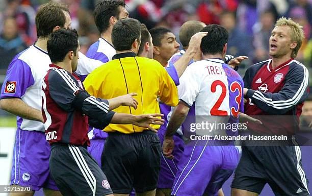 Muenchen; FC BAYERN MUENCHEN - HERTHA BSC BERLIN 3:0; AUFREGUNG/AGGRESSIONEN nach der Roten Karte fuer Dick VAN BURIK/HERTHA