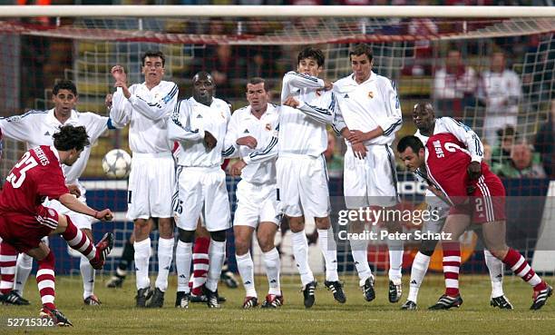 Muenchen; FC BAYERN MUENCHEN - REAL MADRID 2:1; FREISTOSS Owen HARGREAVES/BAYERN, MAUER REAL MADRID