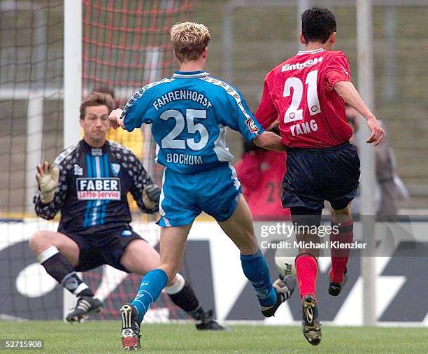 Frankfurt; EINTRACHT FRANKFURT - VFL BOCHUM 3:0; Torwart Rein VAN DUIJNHOVEN, Frank FAHRENHORST/BOCHUM, 2:0 fuer Frankfurt durch Chen YANG