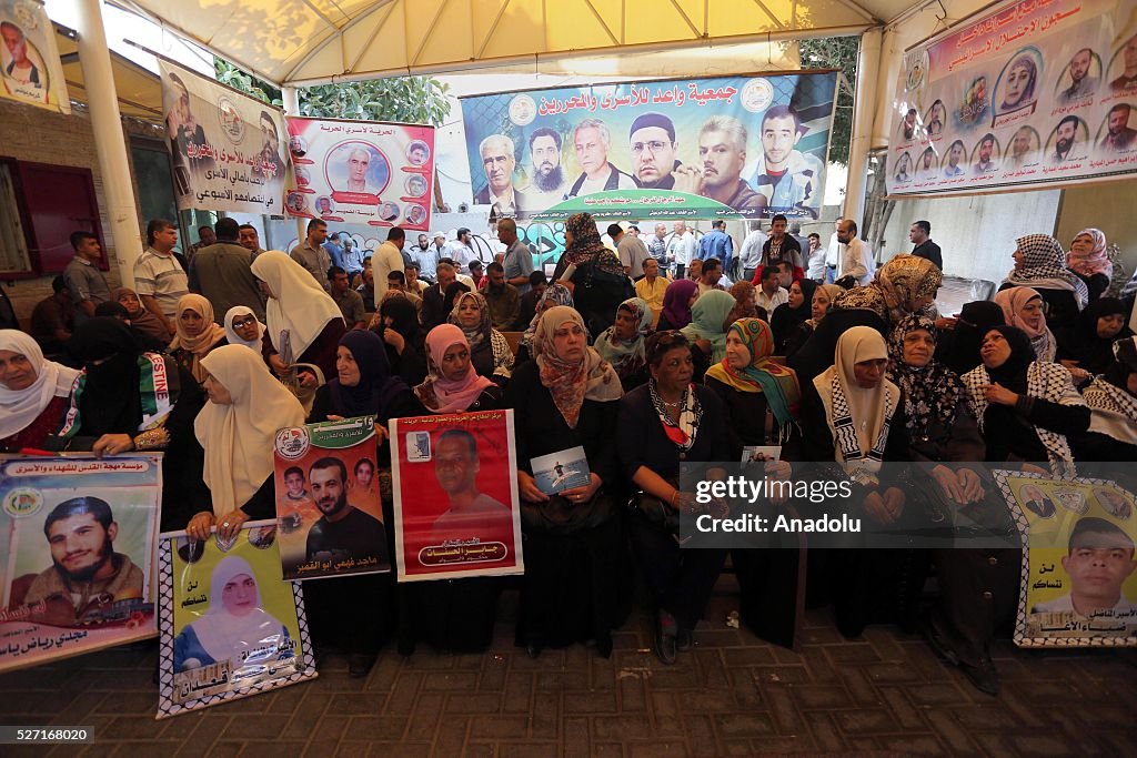Families of Palestinian prisoners stage a rally in Gaza