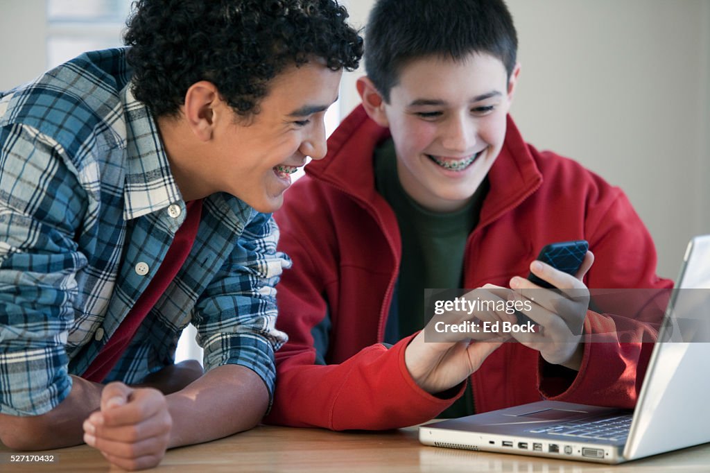 Boy Send Msg Teenage Boy Text Messaging Stock-Foto - Getty Images