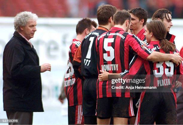 Stuttgart; VFB STUTTGART - BAYER 04 LEVERKUSEN 0:2; TRAINER Klaus TOPPMOELLER MIT TEAM - Bernd SCHNEIDER, TORWART Hans-Joerg BUTT, Jens NOWOTNY,...