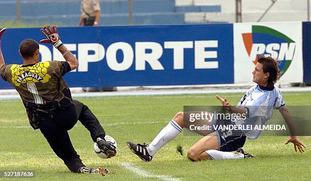 Paraguayan goal keeper, Giego Barreto fights for bal with Argentinean player, Mauro Obolo at the South American SUB 20 chanmpionship in Ecuador,...