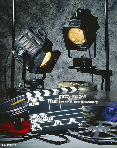 clapper board with headlights and film reels - film industry - fotografias e filmes do acervo