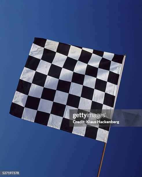 chequered flag - zielflagge stock-fotos und bilder