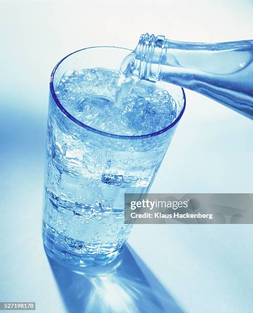 water filled in a glass with ice cubes - purified water 個照片及圖片檔