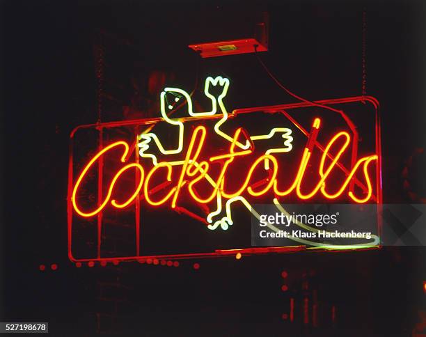 neon writing: cocktails and a gecko - portland neon sign stock pictures, royalty-free photos & images