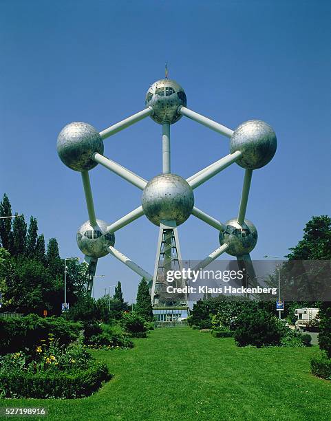 the atomium, brussels, belgium - atomium monument stock pictures, royalty-free photos & images