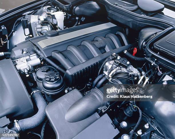 6-cylinder engine - car engine fotografías e imágenes de stock