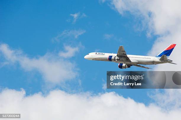 delta airlines passenger jet in flight - delta stock pictures, royalty-free photos & images