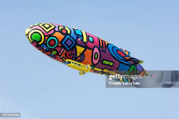 the ameriquest mortgage company blimp soaring dreams - luftschiff stock-fotos und bilder